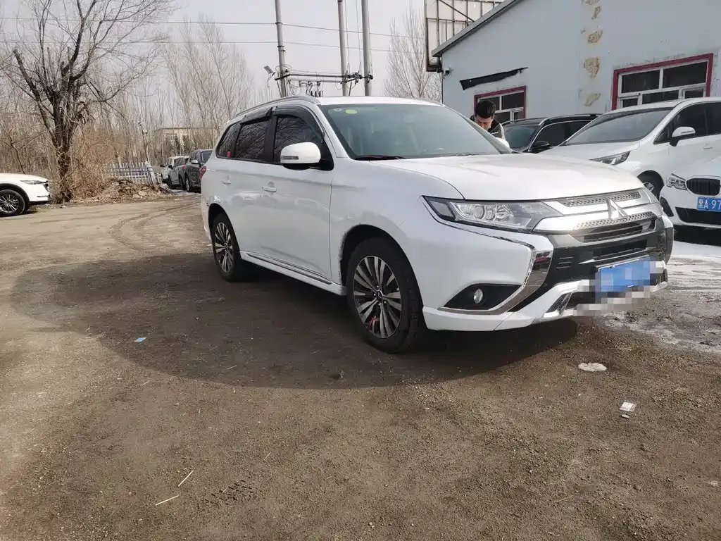 Mitsubishi Outlander — фото 7
