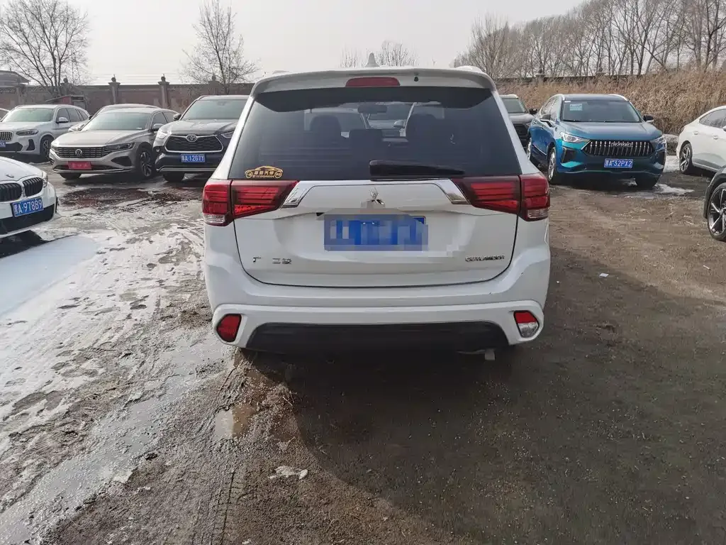 Mitsubishi Outlander — фото 10