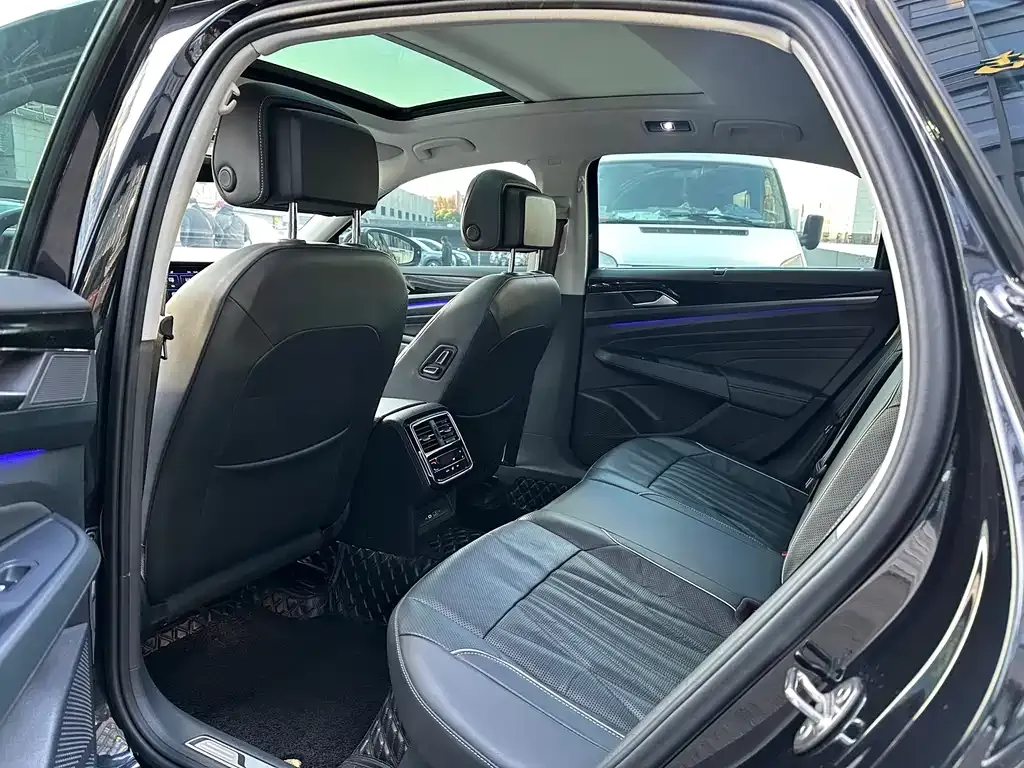 Volkswagen Passat 2023 из CN, фото 2