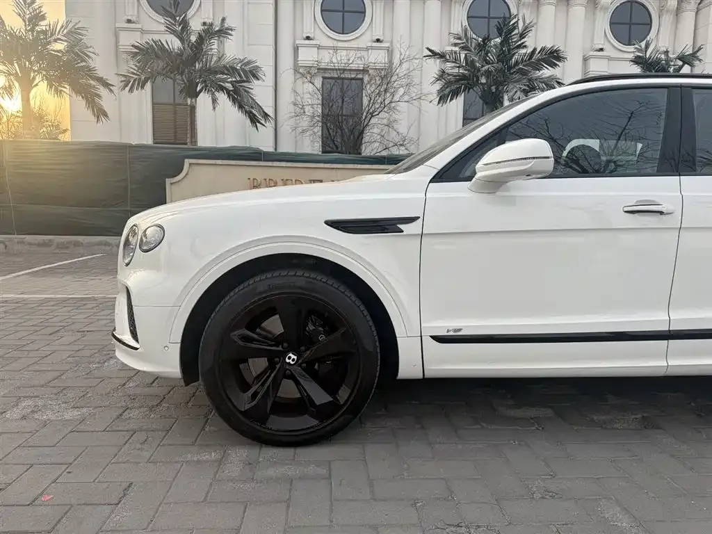 Bentley Bentayga 2022 из CN, фото 6