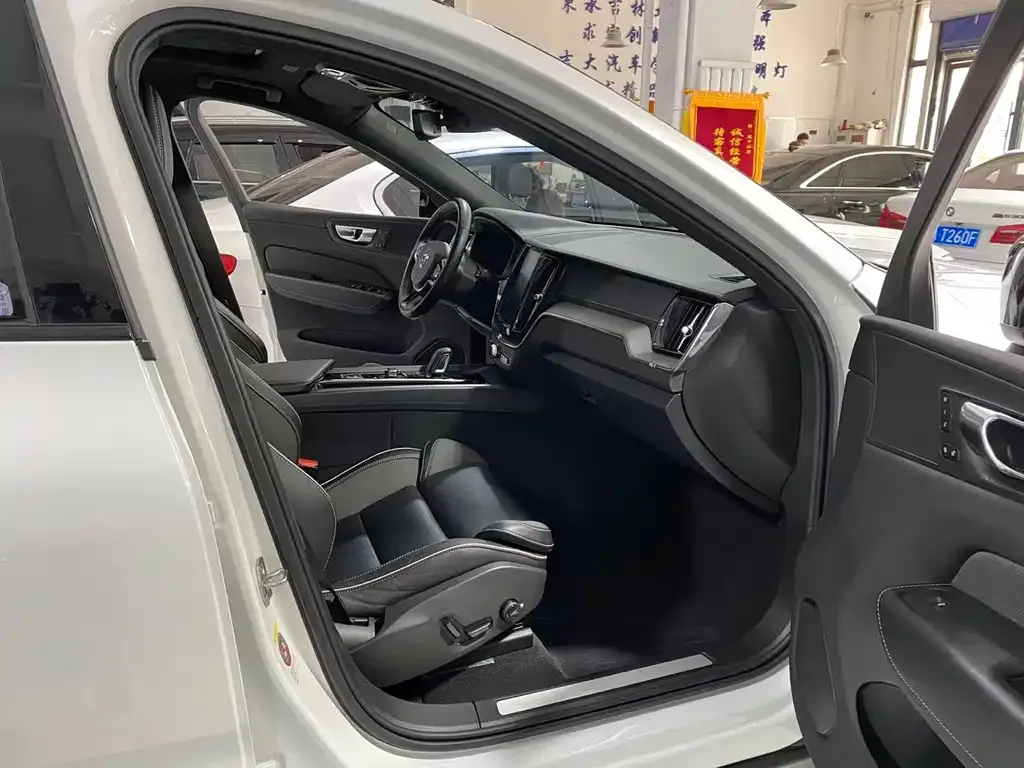 Volvo XC60 PHEV 2021 из CN, фото 6