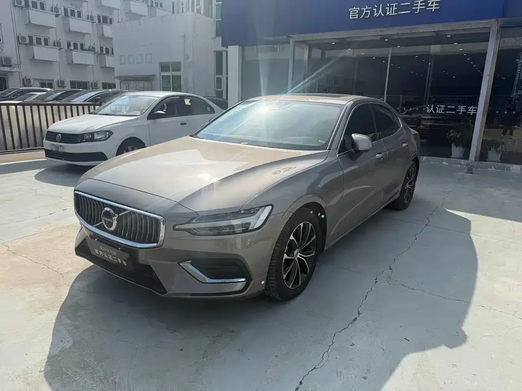 Volvo S60 — фото 1