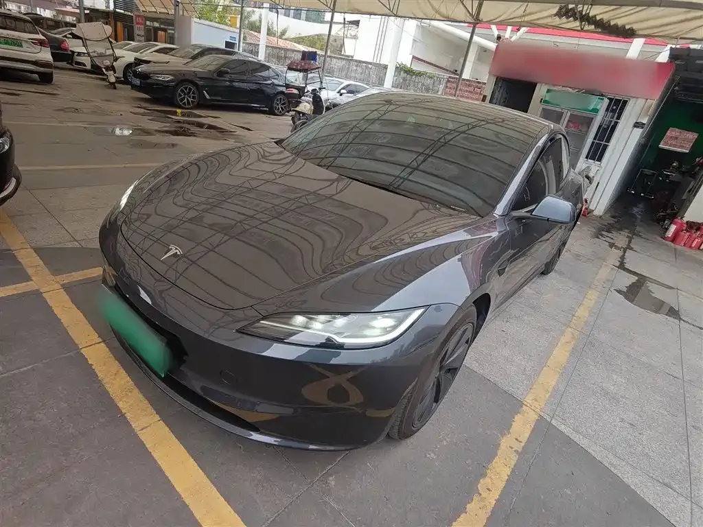 Tesla Model 3 — фото 1