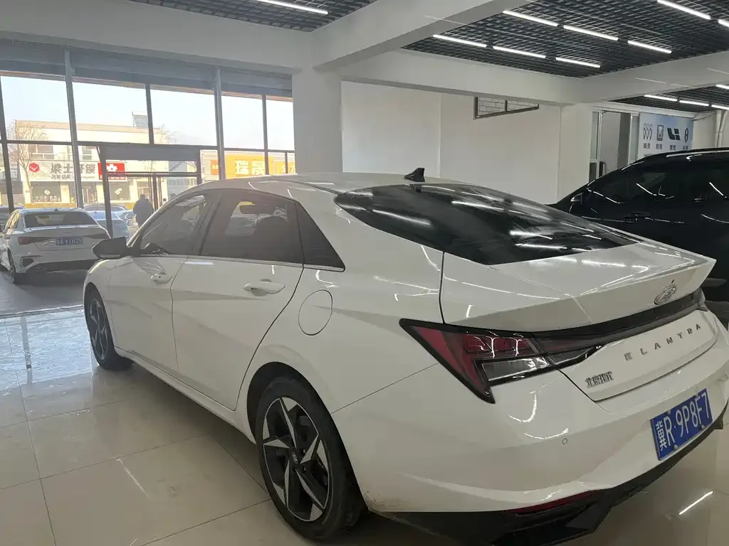 Hyundai Elantra — фото 4