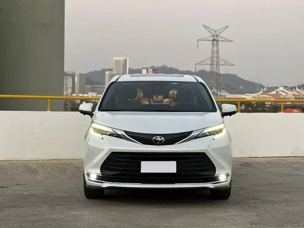 Toyota Sienna 2024 из CN, фото 3