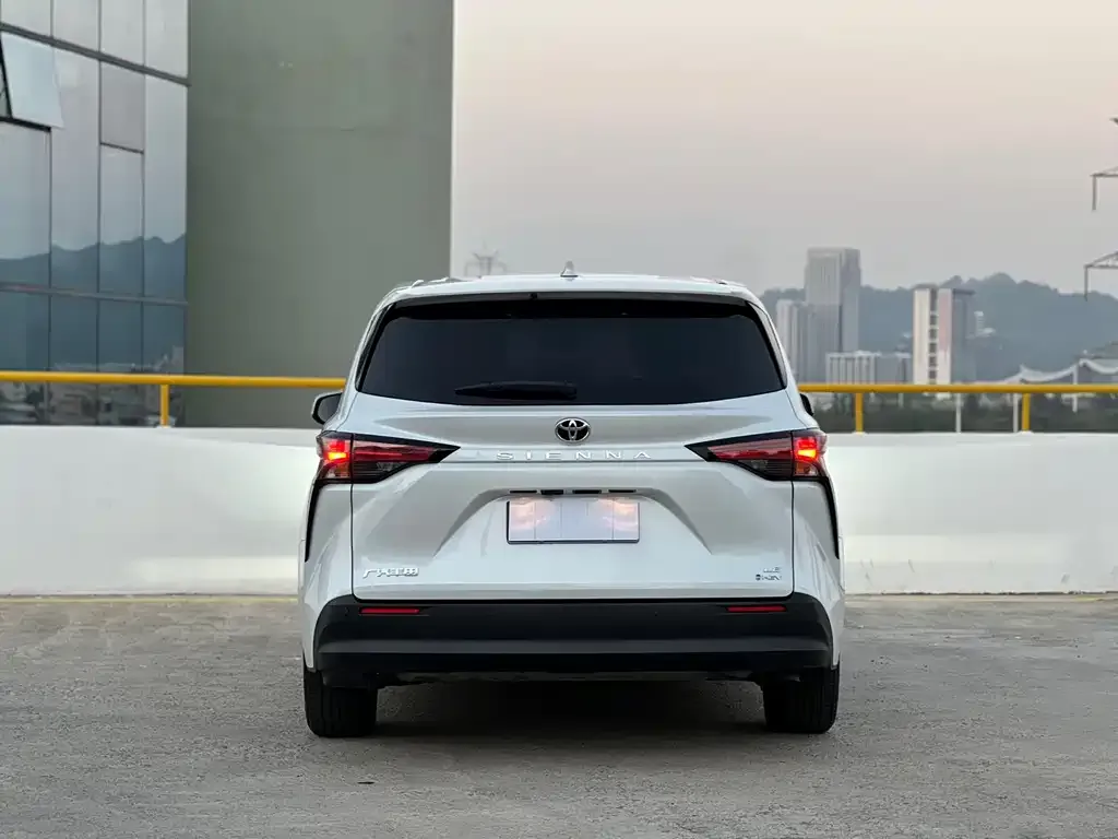 Toyota Sienna 2024 из CN, фото 2