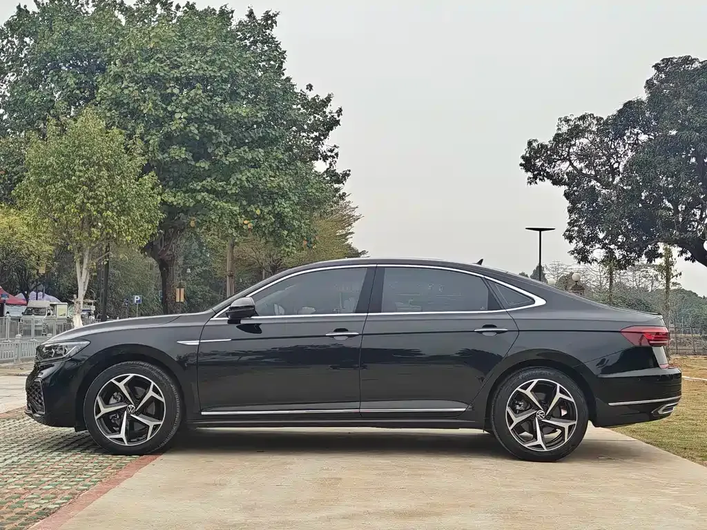 Volkswagen Passat 2023 из CN, фото 10
