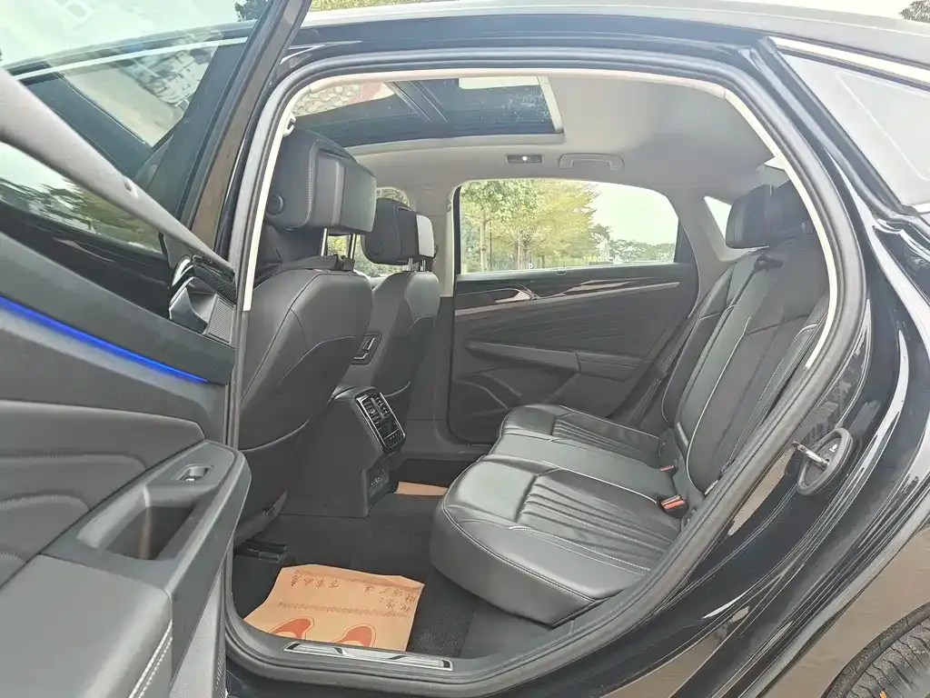 Volkswagen Passat 2023 из CN, фото 4