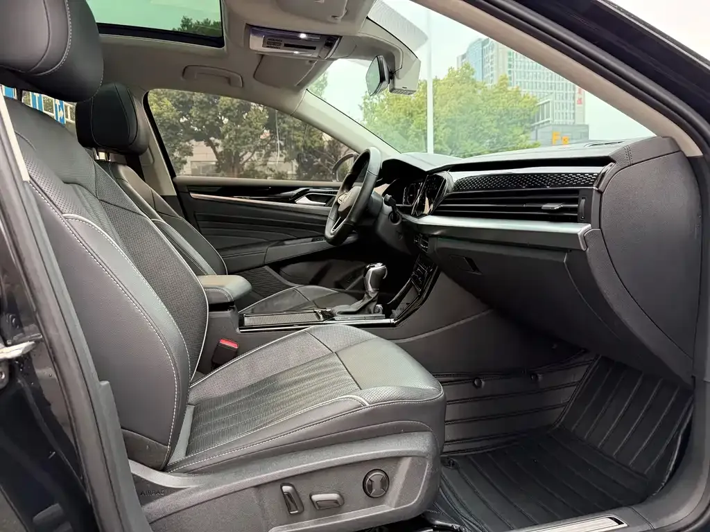 Volkswagen Passat 2023 из CN, фото 4
