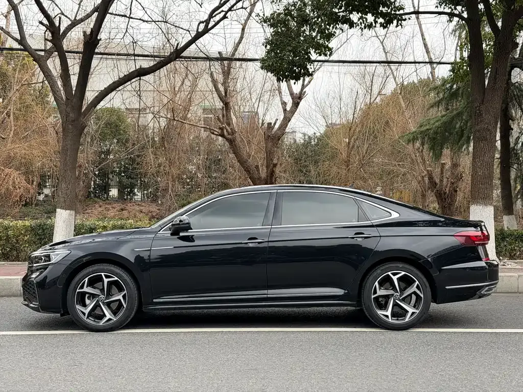 Volkswagen Passat 2023 из CN, фото 10