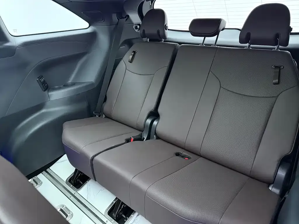 Toyota Granvia — фото 3