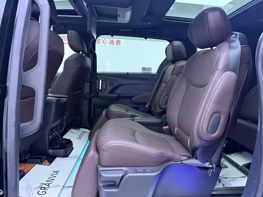 Toyota Granvia — фото 9