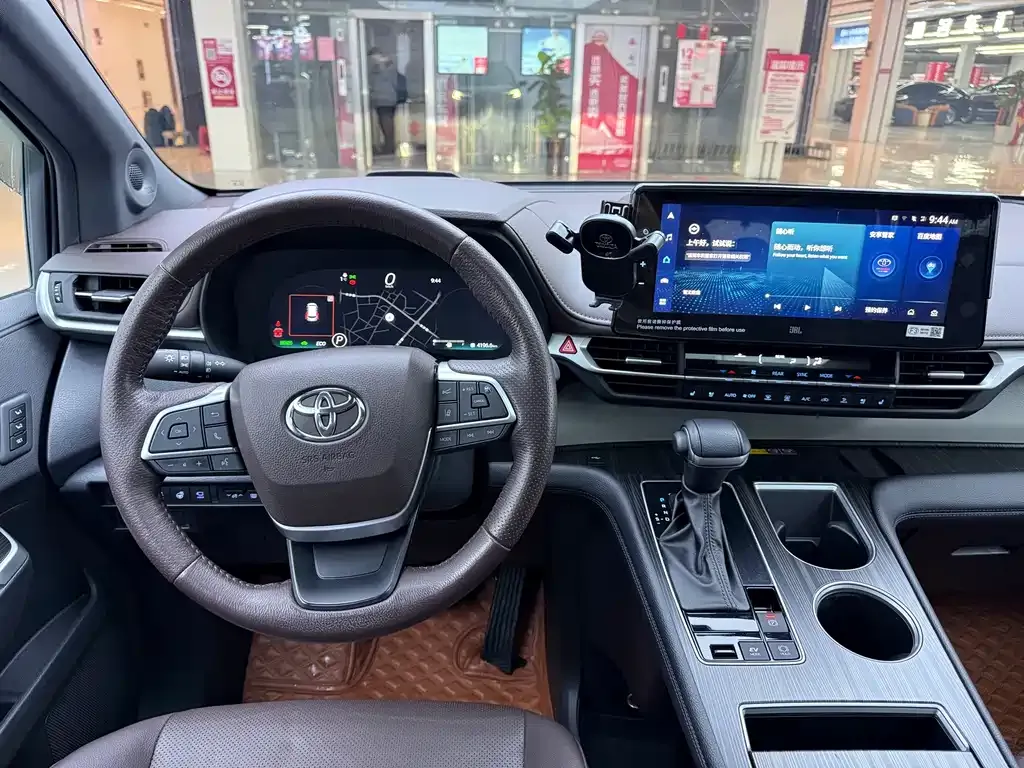 Toyota Granvia — фото 6