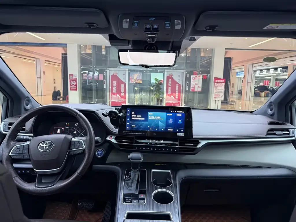 Toyota Granvia — фото 8