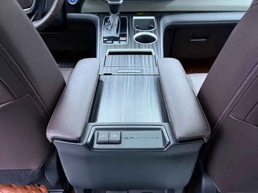 Toyota Granvia — фото 5