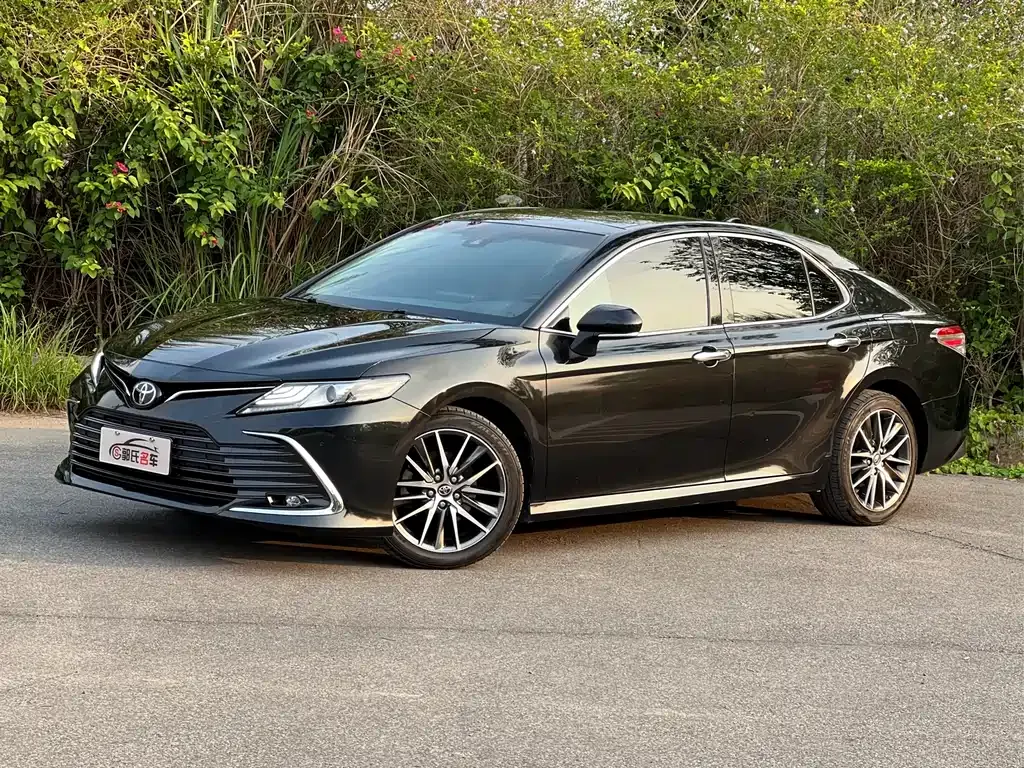 Toyota Camry — фото 1