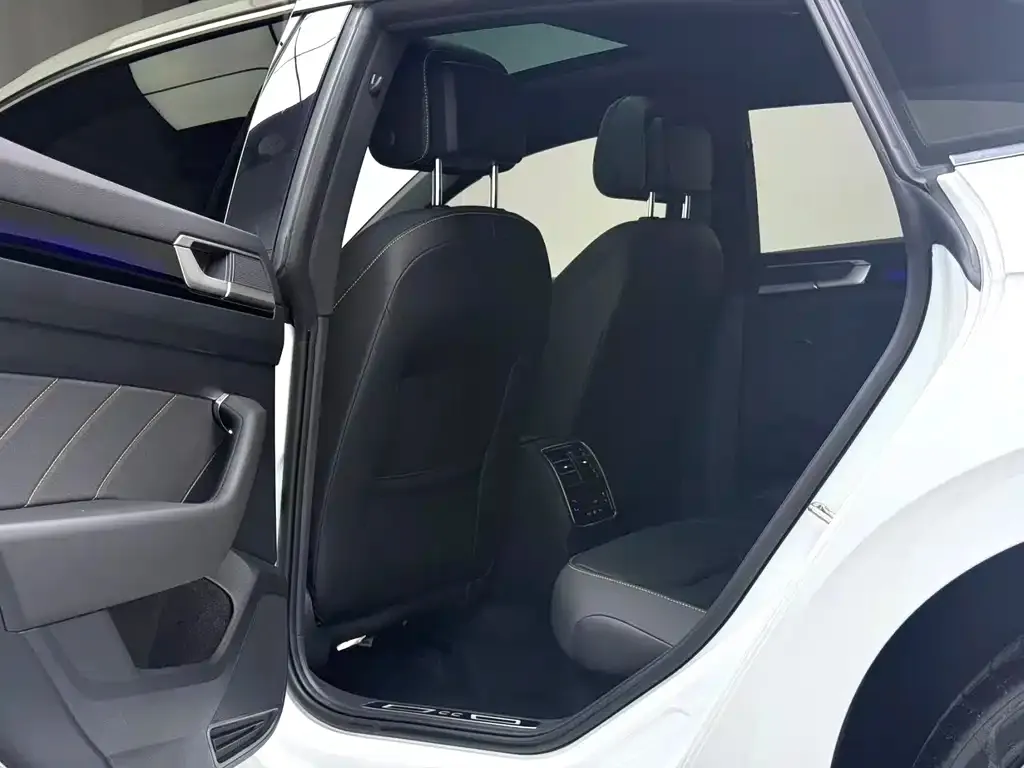 Volkswagen CC 2024 из CN, фото 6