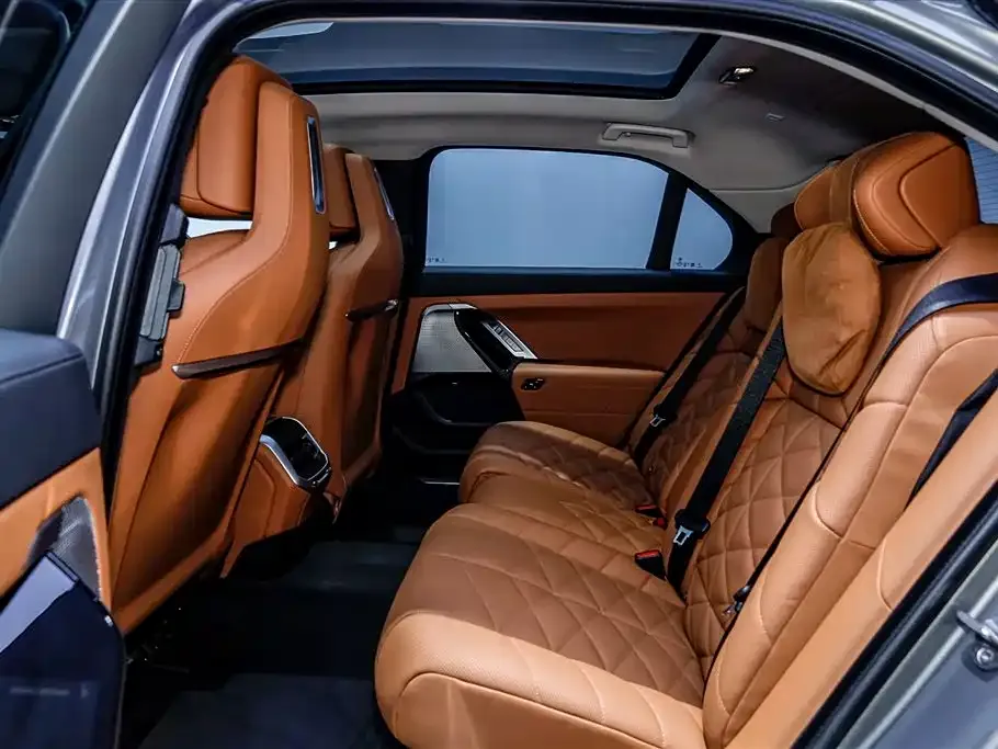 BMW 7 Series 2024 из CN, фото 10