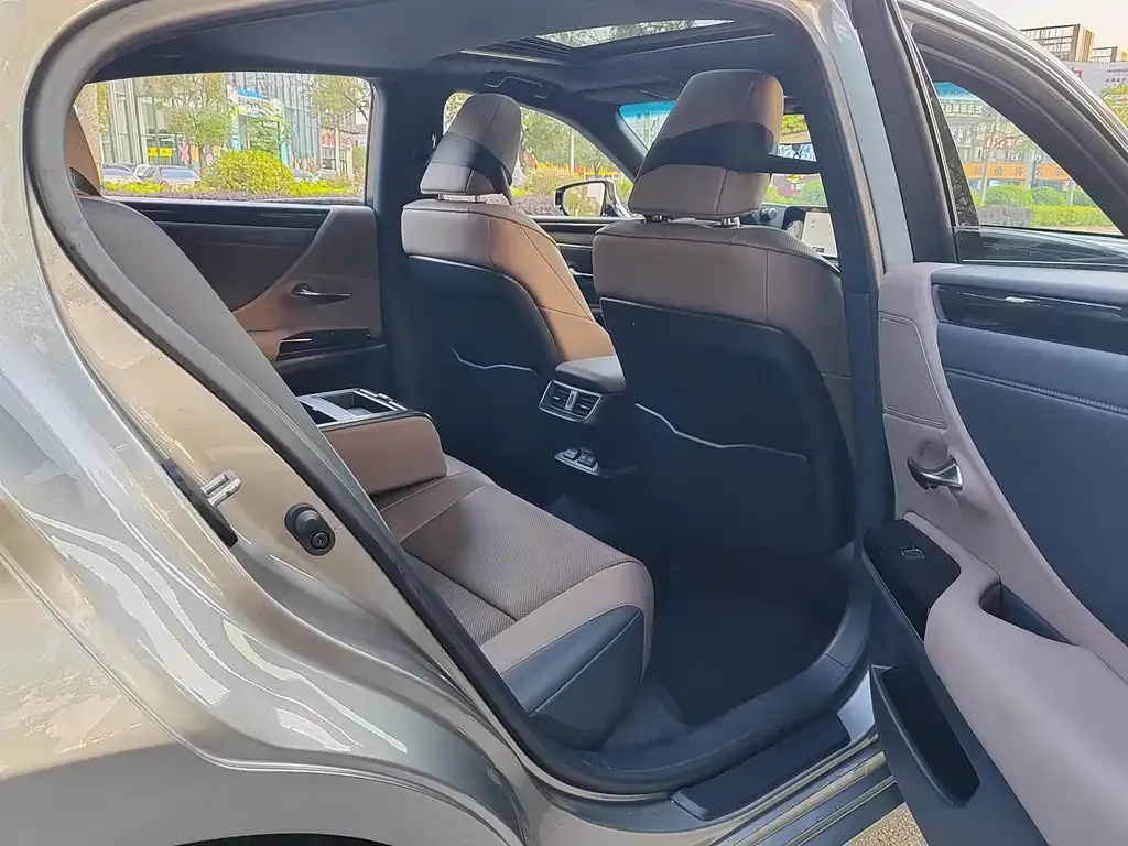 Lexus ES 2023 из CN, фото 2