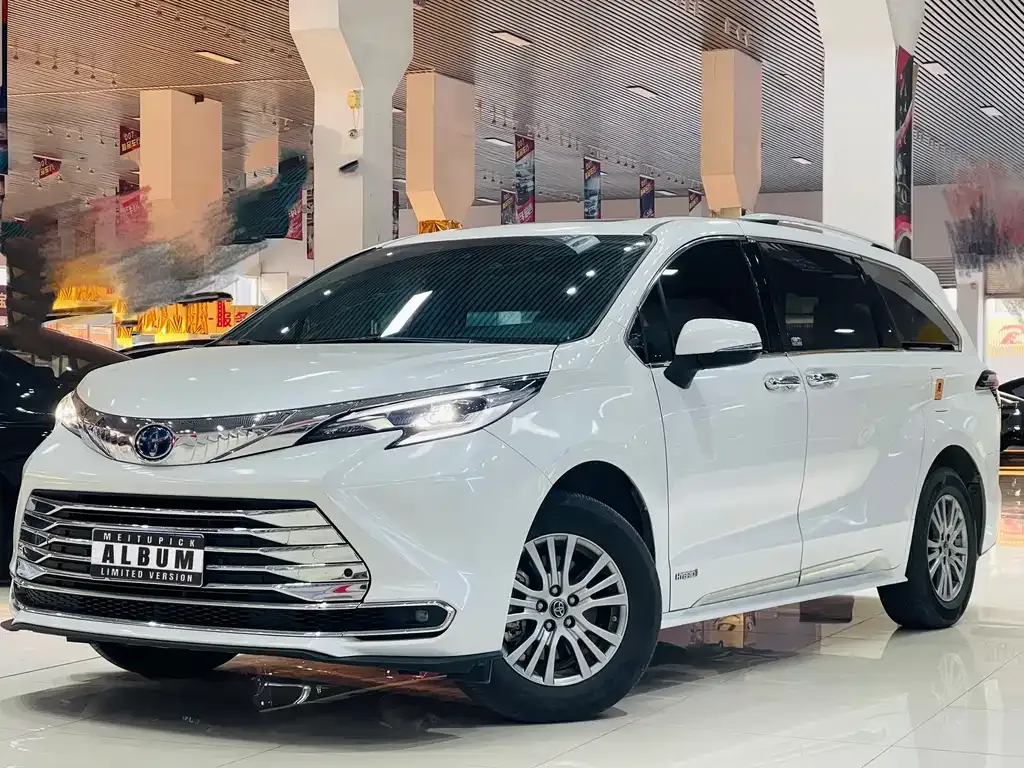 Toyota Sienna 2023 из CN, фото 1