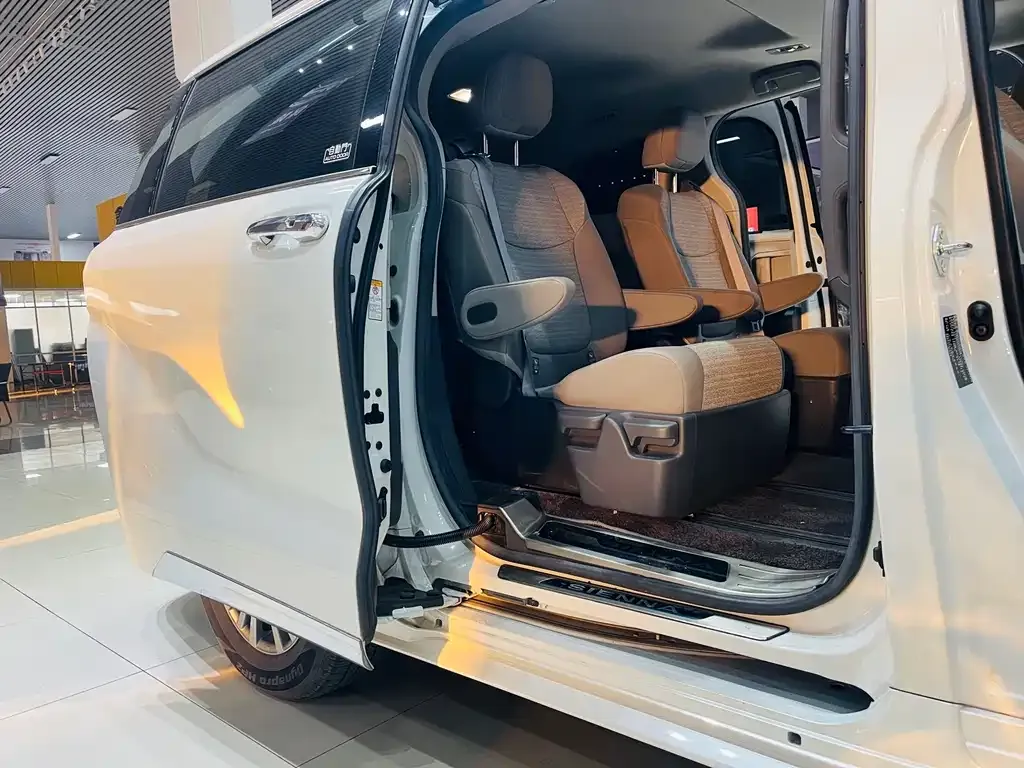 Toyota Sienna 2023 из CN, фото 4