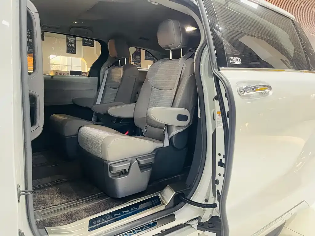 Toyota Sienna 2023 из CN, фото 9