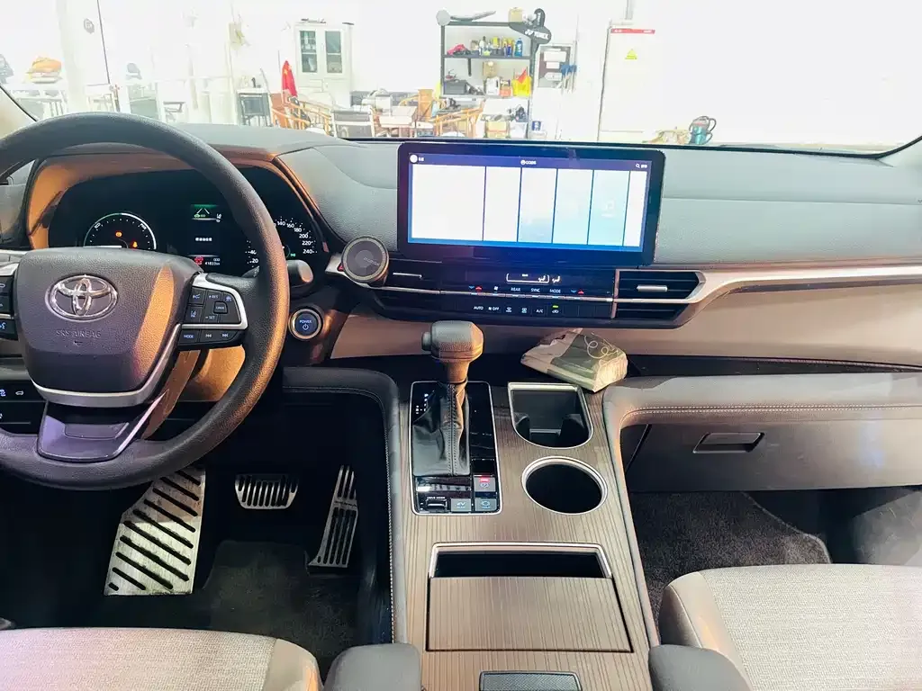 Toyota Sienna 2023 из CN, фото 2