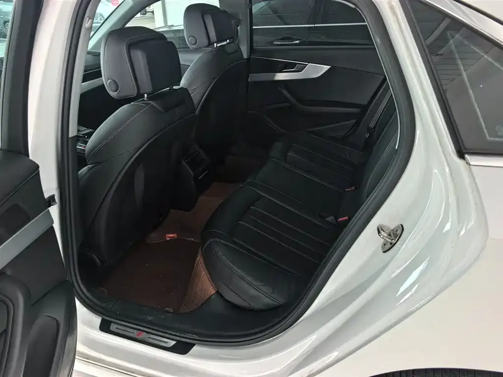 Audi A4L 2022 из CN, фото 3