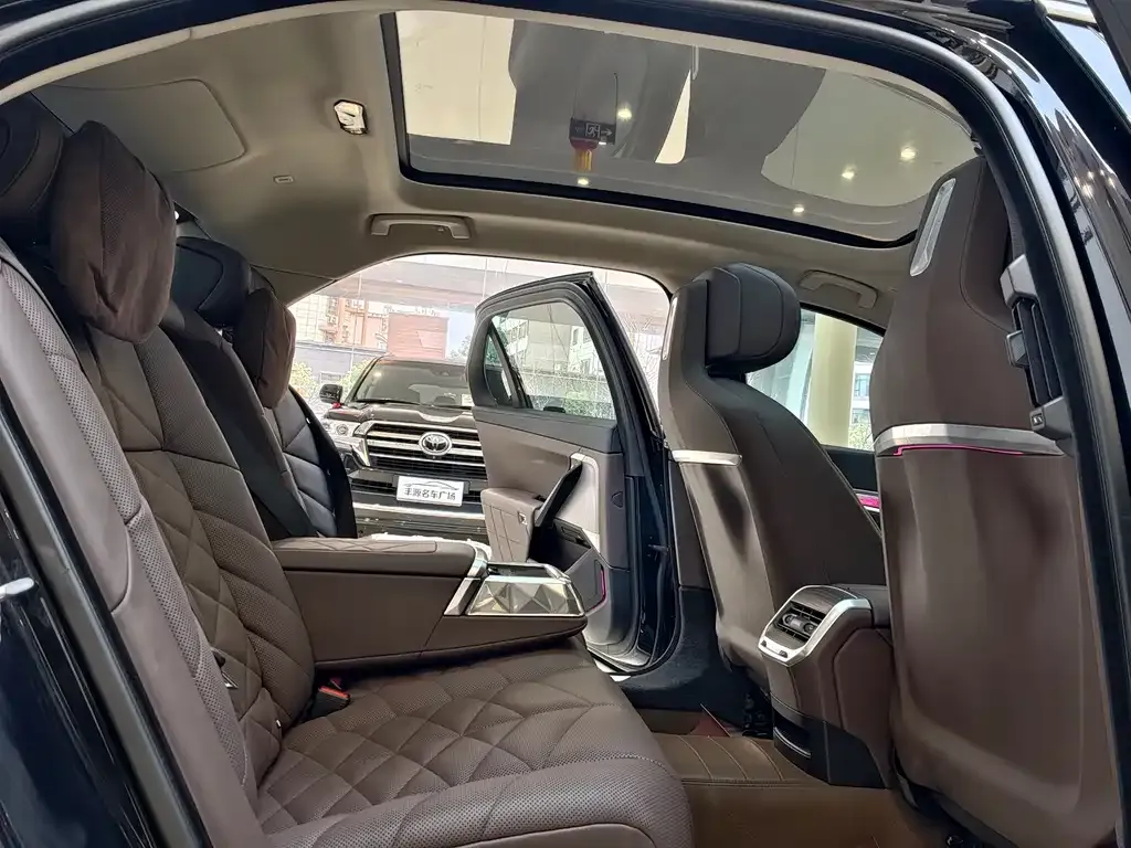BMW 7 Series 2023 из CN, фото 9