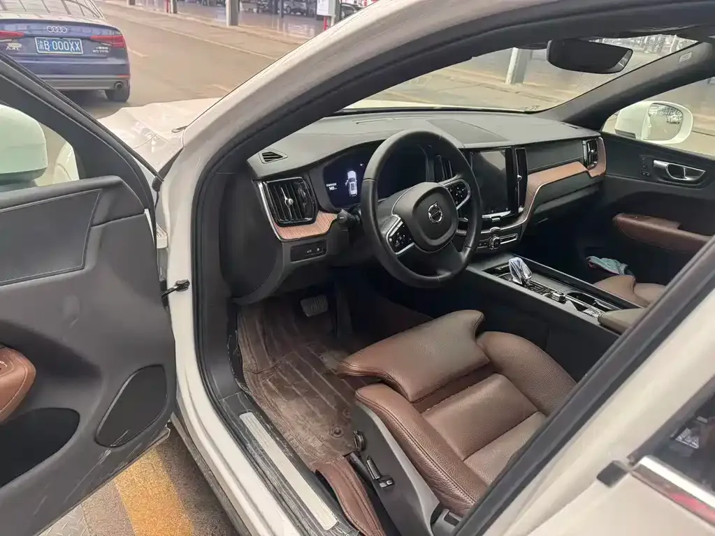 Volvo XC60 PHEV 2025 из CN, фото 7