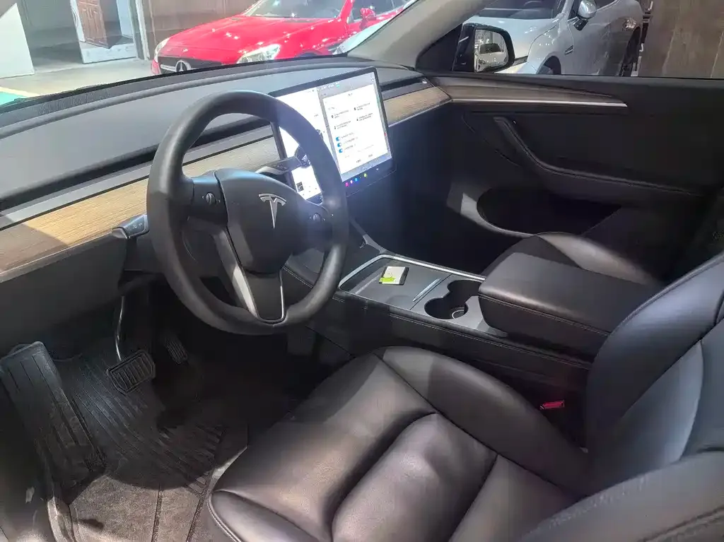 Tesla Model Y — фото 6