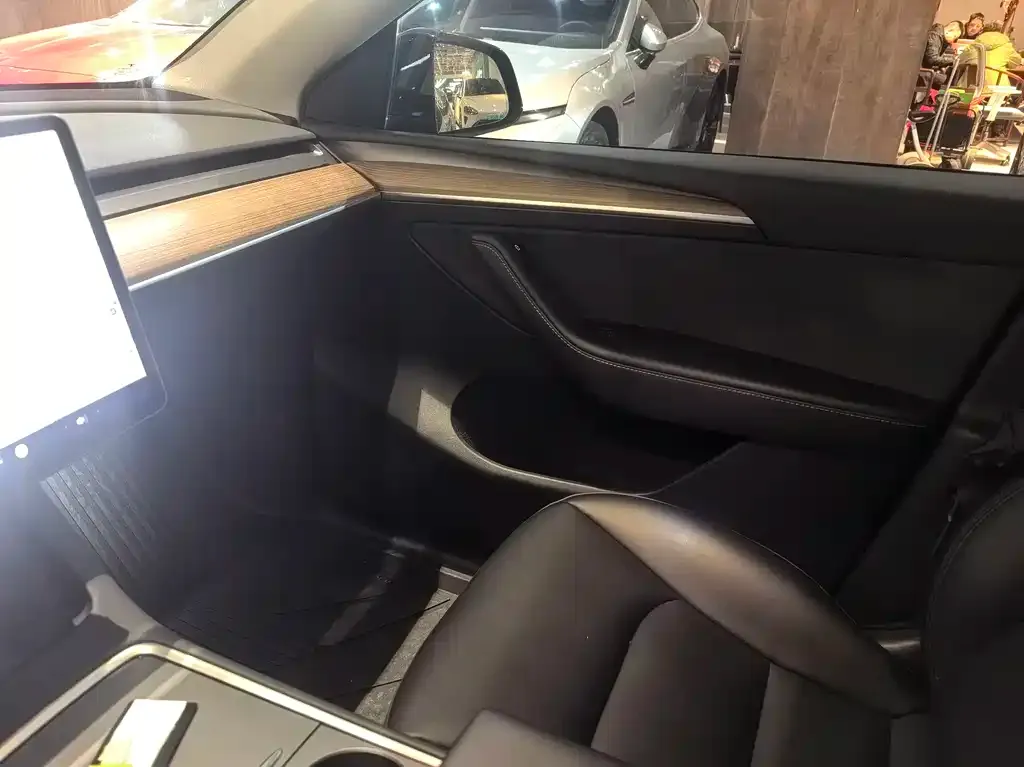 Tesla Model Y — фото 7