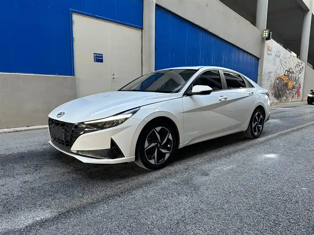 Hyundai Elantra — фото 1