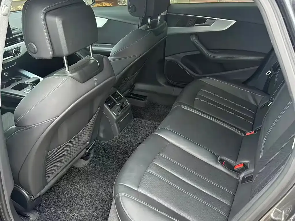 Audi A4L 2023 из CN, фото 4