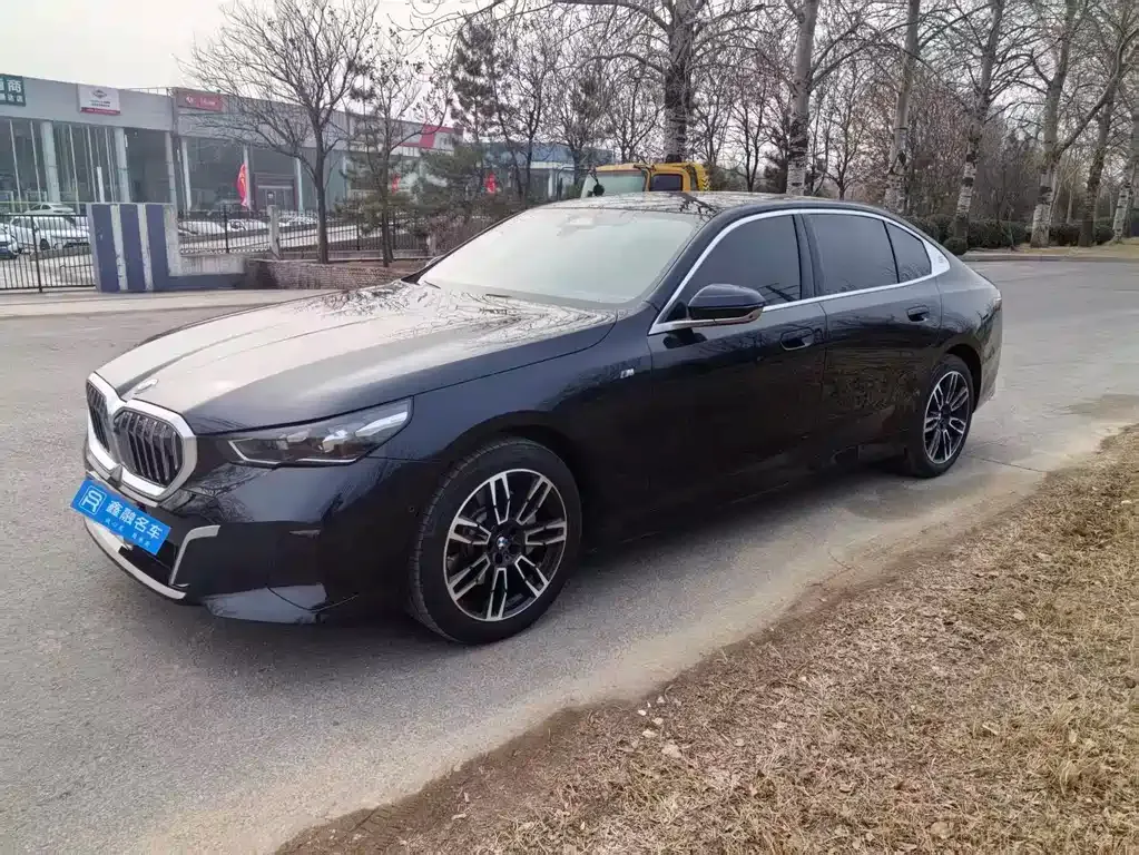 BMW 5 Series — фото 1