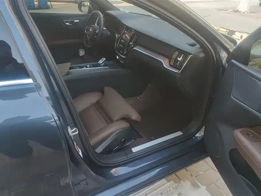 Volvo V60 2024 из CN, фото 3