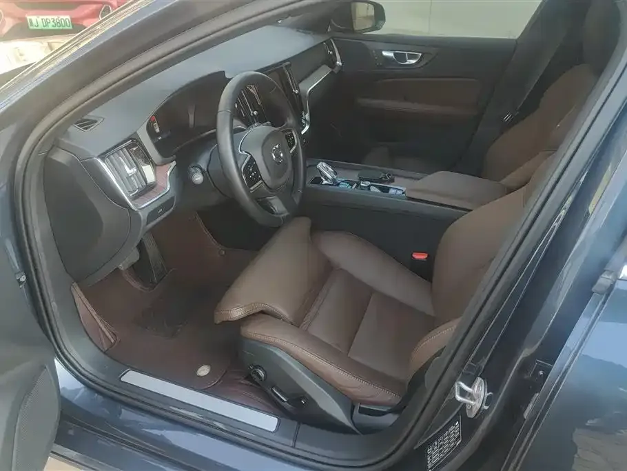 Volvo V60 2024 из CN, фото 2