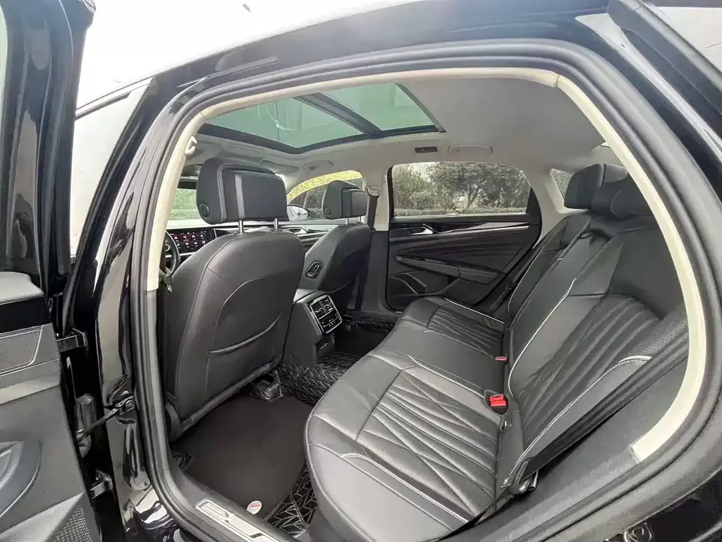 Volkswagen Passat 2023 из CN, фото 2