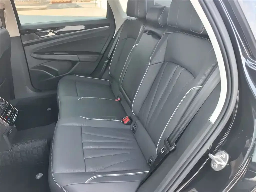 Volkswagen Passat 2024 из CN, фото 2