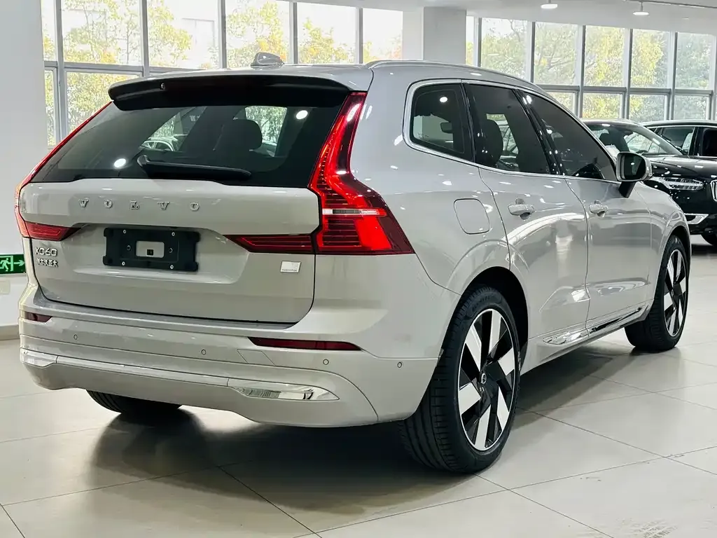 Volvo XC60 PHEV — фото 8