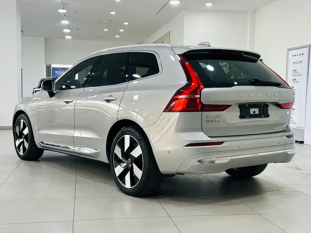 Volvo XC60 PHEV — фото 2
