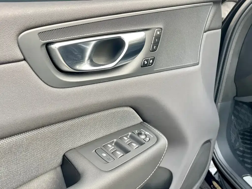 Volvo XC60 PHEV 2025 из CN, фото 2