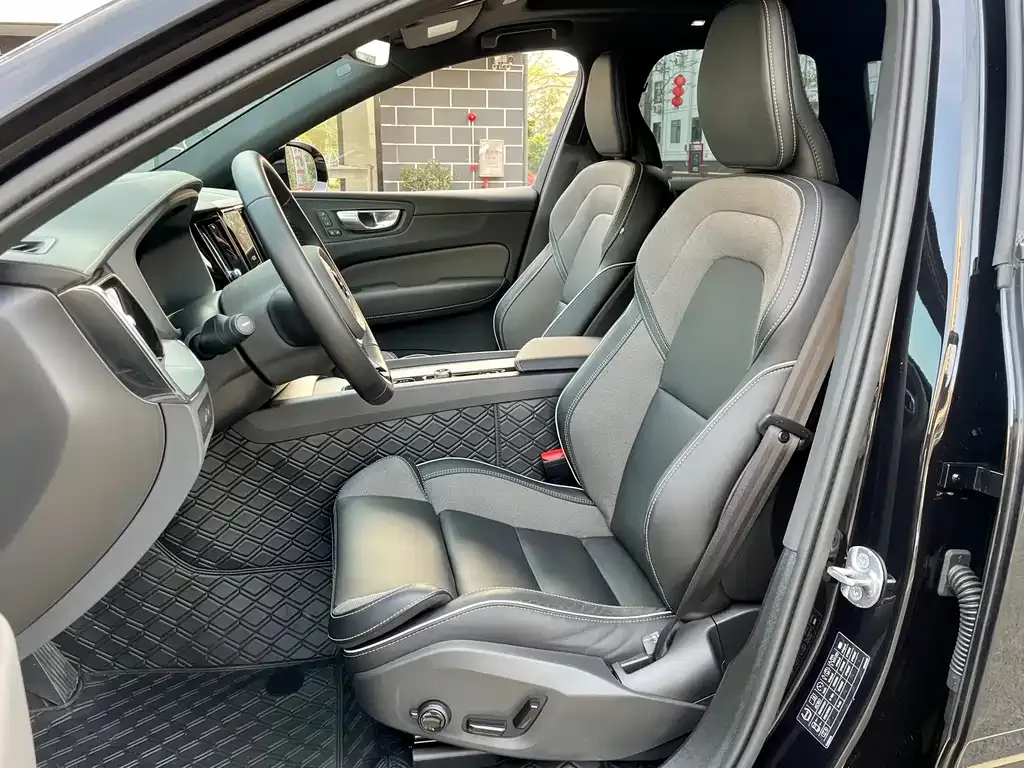 Volvo XC60 PHEV 2025 из CN, фото 4
