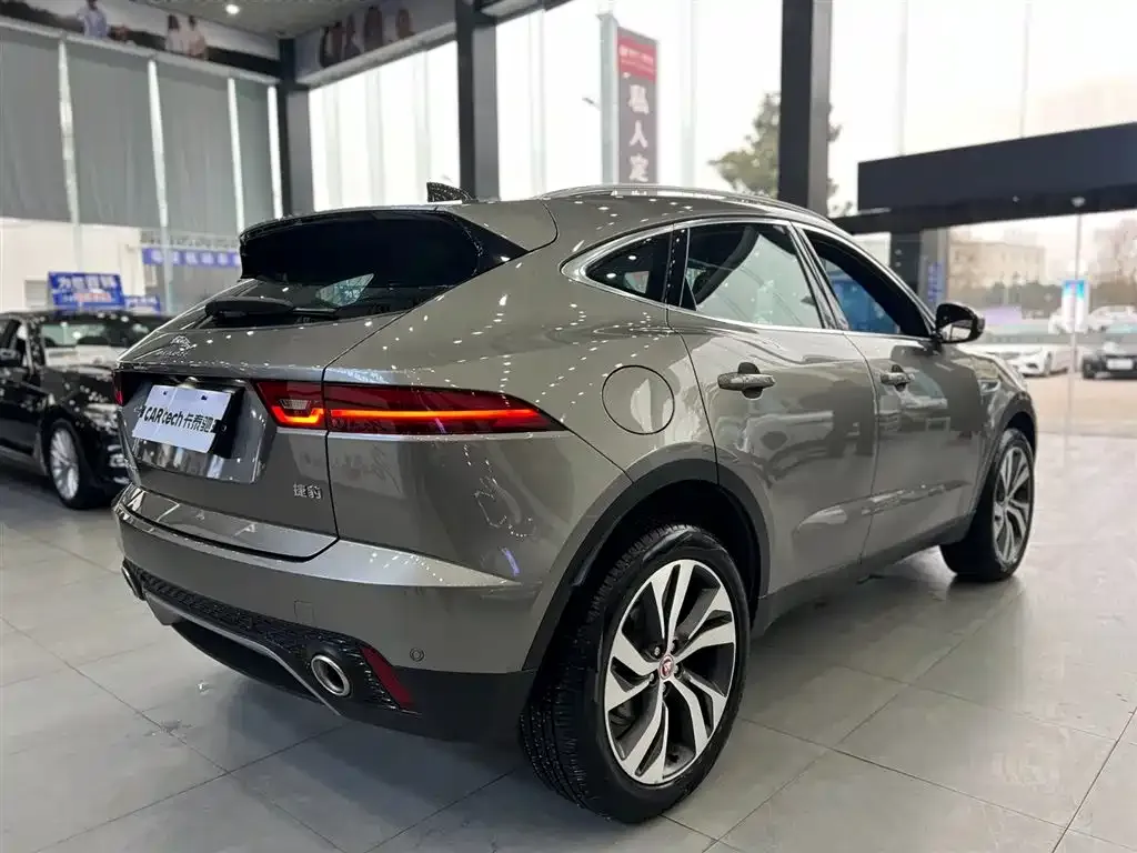 Jaguar E-PACE — фото 7