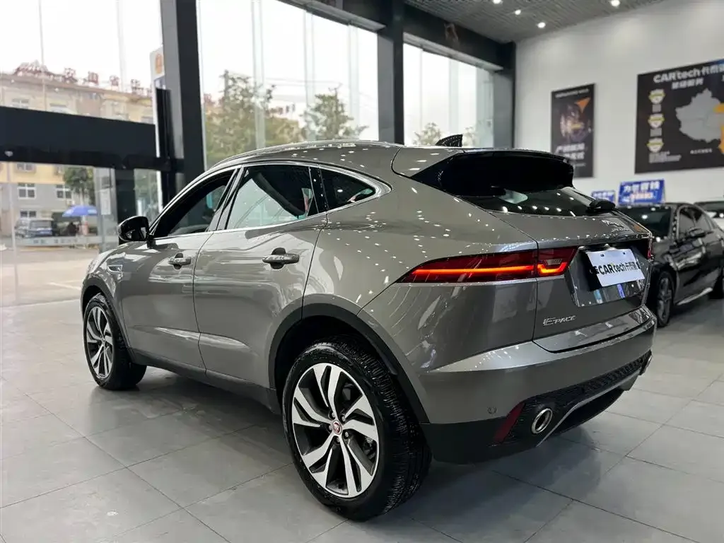 Jaguar E-PACE — фото 10