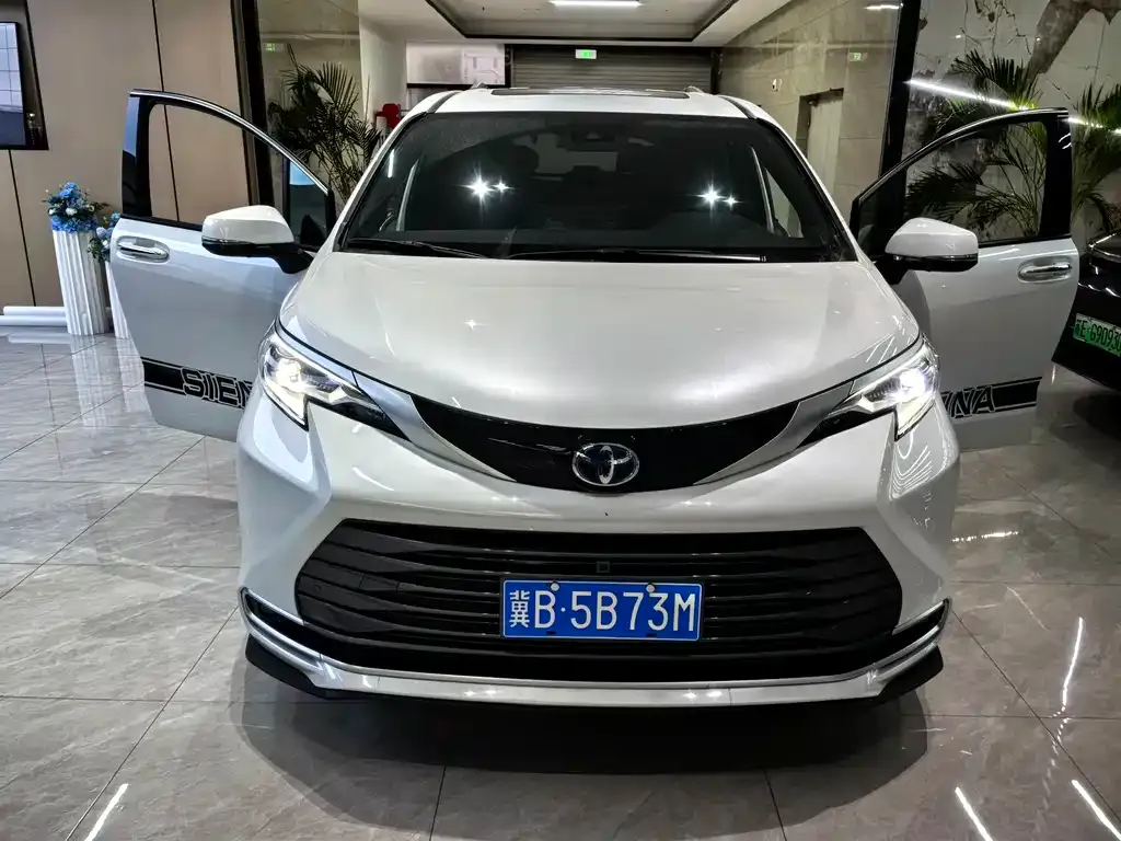 Toyota Sienna 2022 из CN, фото 1