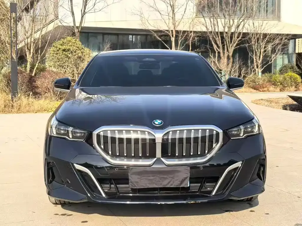 BMW 5 Series — фото 1