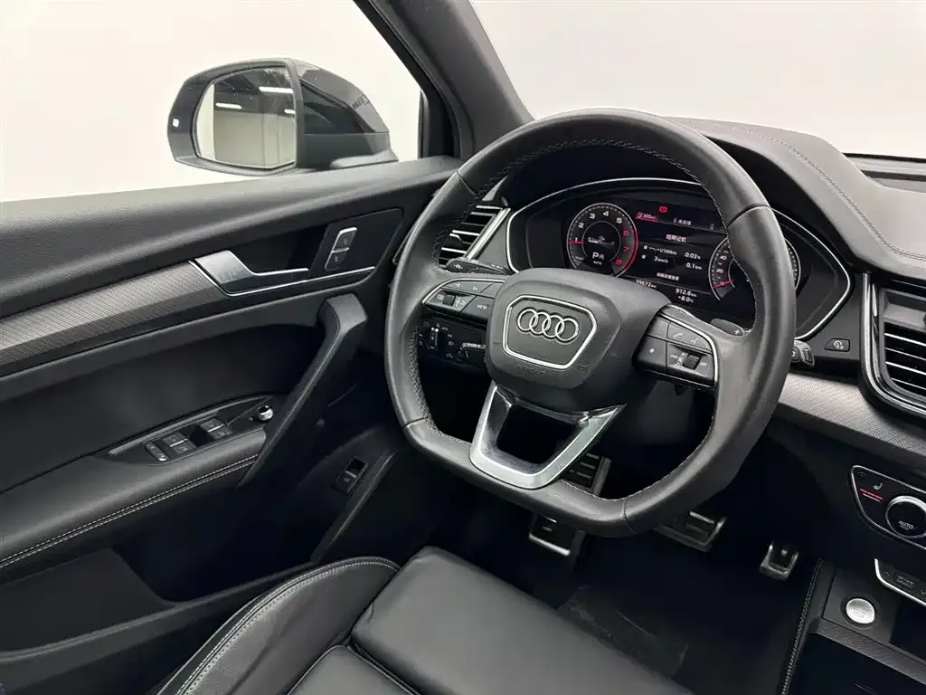 Audi Q5L — фото 10