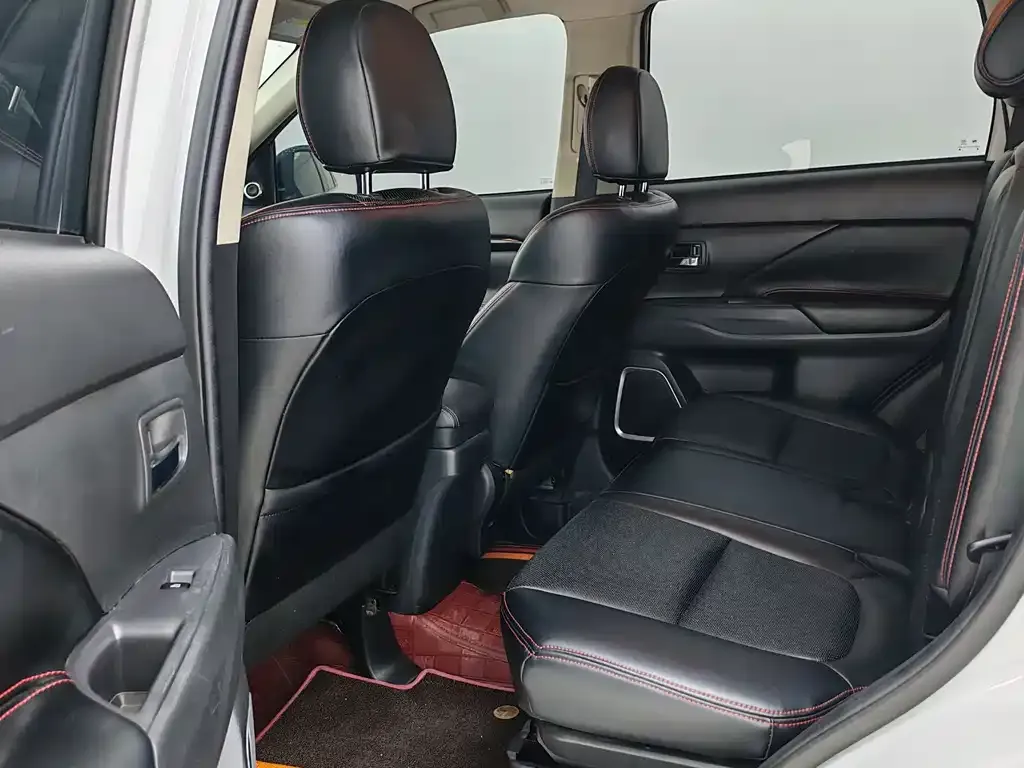 Mitsubishi Outlander 2021 из CN, фото 8