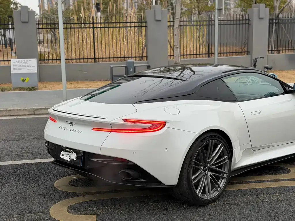 Aston Martin DB12 2024 из CN, фото 10